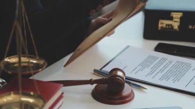 bir sözleşme imzalamadan işadamı.