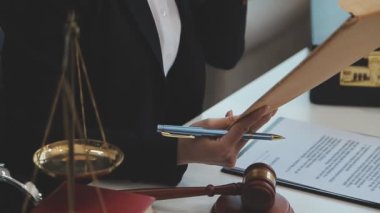 Hakim tokmak ve işadamı ofiste çalışıyor, avukat konsepti, hukuk hizmetleri, avukat, hukuki danışmanlık