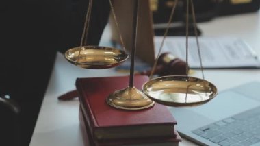 Hukuk, hukuk kavramı, avukatlık bürosu, hukuk, adalet, terazi, avukat terazisi, adalet, yasal belgeler.