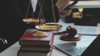 Yargıç Tokmak ve avukat terazi, avukat ya da mahkeme salonunda çalışan yargıç. Adalet ve adalet kavramı.