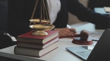 Ofiste dizüstü bilgisayar, hukuk ve adalet kavramı ile çalışan iş adamı avukat