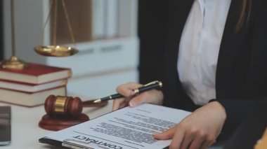 Belgeleri olan bir avukat.