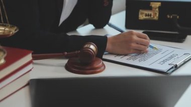 Avukat kontrat imzalıyor..