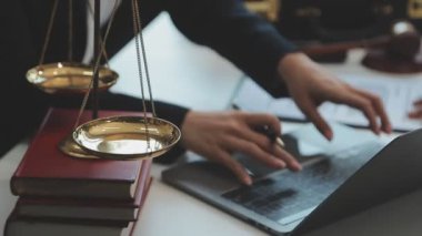 Adalet, hukuk hukuku kavramı. Avukat tokmak ve avukatla ofiste çalışıyor..