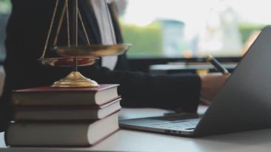İşadamı ofiste dizüstü bilgisayarla çalışıyor, avukat konsepti