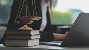 Adalet ve hukuk kavramı - Yargıç Tokmak ve dizüstü bilgisayarlı hukuk sistemi