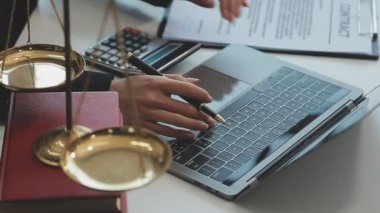 İş kadını ofiste çalışıyor.