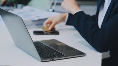 Bilgisayarlı ve telefonlu genç işadamı