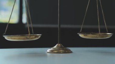 Masadaki adalet terazisi