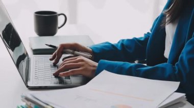 Ofiste çalışan iş kadını.