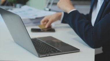 Bilgisayarlı iş adamı ofis masasında çalışıyor.,