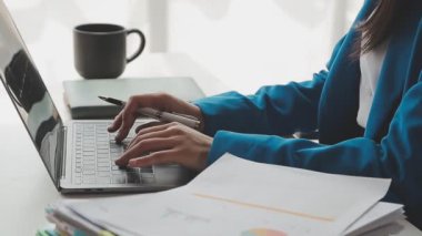 İş konsepti. Ofiste çalışan iş kadını..