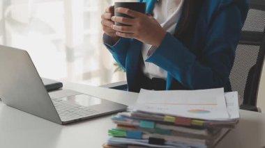 Bilgisayarı ve kahvesi olan bir iş kadını..