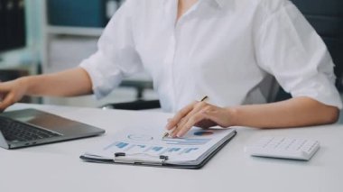 Ofiste tablet ve bilgisayar kullanan bir iş kadını