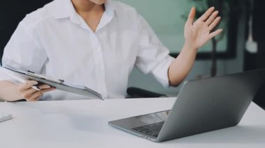 Ofiste dizüstü bilgisayar kullanan bir kadın.