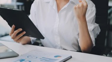 yakın plan - dijital tablet kullanan ve ofiste çalışan genç bir kadın