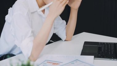 İş kadını ofiste dizüstü bilgisayar ile.