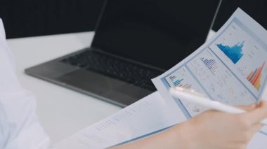 Kapat. Dizüstü bilgisayarda çalışan kadın. iş adamları