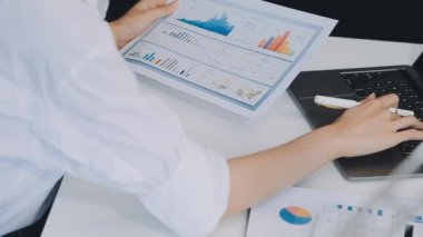 İş kadını ofiste dizüstü bilgisayar kullanıyor.
