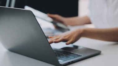 Ofiste çalışan genç bir kadın, dizüstü bilgisayar, el bilgisayarı.