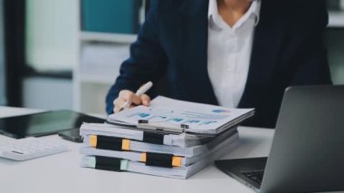 Ofiste dizüstü bilgisayarla çalışan iş kadını.