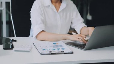 Modern ofiste çalışan genç bir iş kadını.