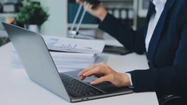 Ofiste bilgisayarla çalışan iş adamları