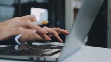 Ofiste bilgisayarda yazan genç bir kadın.