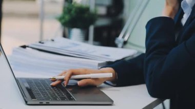 Dizüstü bilgisayarı ve kalemi olan iş adamı