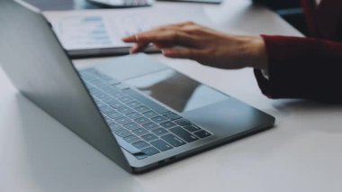 İşadamı dizüstü bilgisayarda çalışıyor.