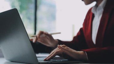 Ofiste çalışan kadın.