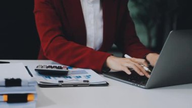 Bilgisayarında çalışan genç bir iş kadını..