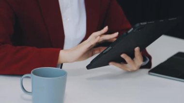 Evde tablet bilgisayar kullanan kadın, yakın çekim görüntüsü