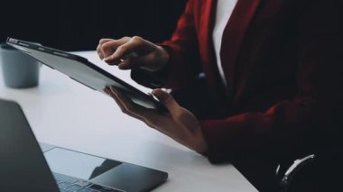 Tablet bilgisayar ve kahve fincanıyla çalışan iş adamı