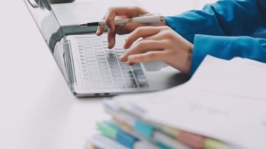 yakın plan - kız öğrencinin masadaki dizüstünü kullanması
