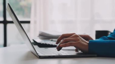 Ofiste bilgisayarla çalışan adam.