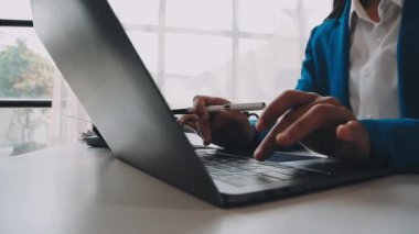 Dizüstü bilgisayarını kullanan genç bir kadın.