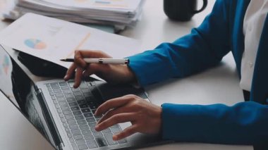 İşadamı ellerini dizüstü bilgisayar ve hesap makinesine koy.