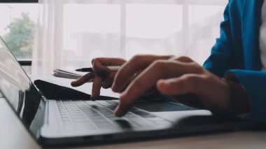 Dizüstü bilgisayarda çalışan genç adam.