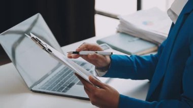 İşadamı ofiste notlar yazıyor.