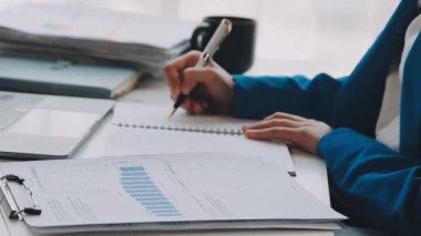 ofis masa başında çalışan genç kadın.