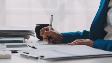 Genç bayan ofiste çalışıyor.