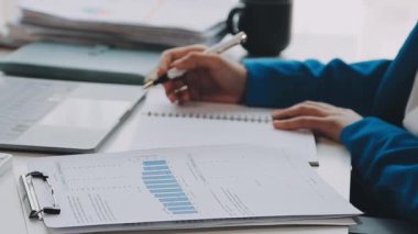 Genç bayan ofiste çalışıyor.