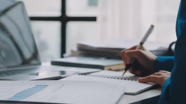 Modern ofiste tablet bilgisayarda çalışan genç bir iş kadını.