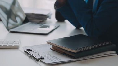 Ofiste çalışan iş adamı.