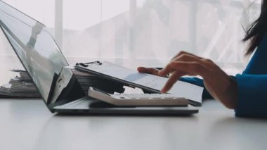 yakın plan - iş yerinde tablet bilgisayar kullanan kadın