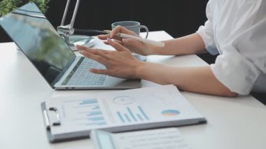 Ofiste çalışan genç bir kadın.