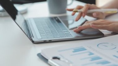 Modern Ofiste Dizüstü bilgisayarda Çalışan Kadın