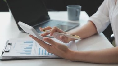 Modern ofisinde çalışan genç iş kadını