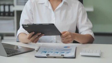 Ofiste tablet bilgisayarla çalışan iş kadını